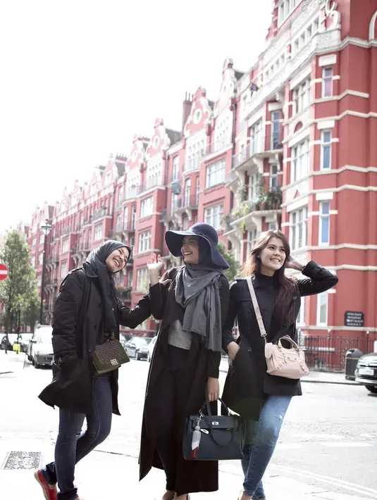 Selanjutnya adalah gaya berhijab Zaskia saat liburan bareng teman-temannya. Tampilan berhijabnya kali ini dipadukan dengan topi lebar. Nggak berlebihan, justru Zaskia terlihat unik dan modis. (Instagram/zaskiasungkar15)