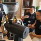 Barista Trainer Erie Santausa (kiri) memperlihatkan kemampuannya dan proses pelayanan disela pembukaan Beverage & Equipment House PT Sukanda Djaya di Bali, Rabu (6/12). (Liputan6.com/Eko)