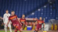 Jordan Veretout dari Roma mencetak gol selama pertandingan sepak bola Liga Italia antara Roma dan Torino di stadion Olimpiade Roma Kamis, 17 Desember 2020. (Fabio Rossi / LaPresse via AP)