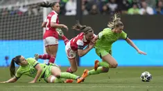 Pemain Arsenal, Katie McCabe (tengah) berebut bola dengan pemain Wolfsburg, Jule Brand (kanan) dan Lena Oberdorf pada laga leg pertama semifinal Liga Champions Wanita 2022/2023 di Volkswagen Arena, Wolfsburg, Jerman, Minggu (23/04/2023). Laga berakhir dengan skor 2-2. (AP Photo/Martin Meissner)
