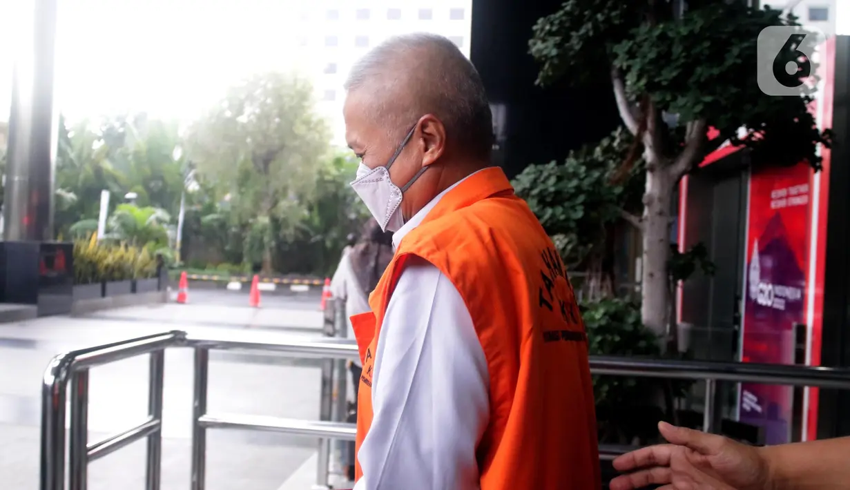 Hakim Agung nonaktif, Sudrajad Dimyati menuju mobil tahanan usai menjalani pemeriksaan lanjutan di Gedung Merah Putih Komisi Pemberantasan Korupsi (KPK), Jakarta, Rabu (21/12/2022). Sudrajad Dimyati merupakan tersangka kasus dugaan suap penanganan perkara di Mahkamah Agung terkait putusan kasasi pada kasus Koperasi Simpan Pinjam Intidana. (Liputan6.com/Helmi Fithriansyah)
