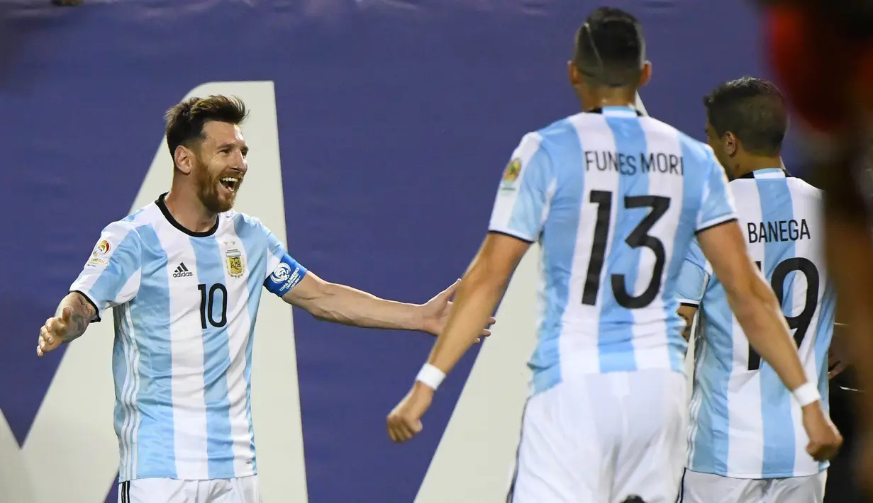 Lionel Messi melakukan selebrasi usai mencetak gol kegawang Panama pada Copa America Centenario grup D di Chicago, Amerika Srikat, (11/6). pada pertandinga ini Messi mencetak tiga dan mengantarkan Argentina menang 5-0. (Mike DiNovo-USA TODAY Sports)