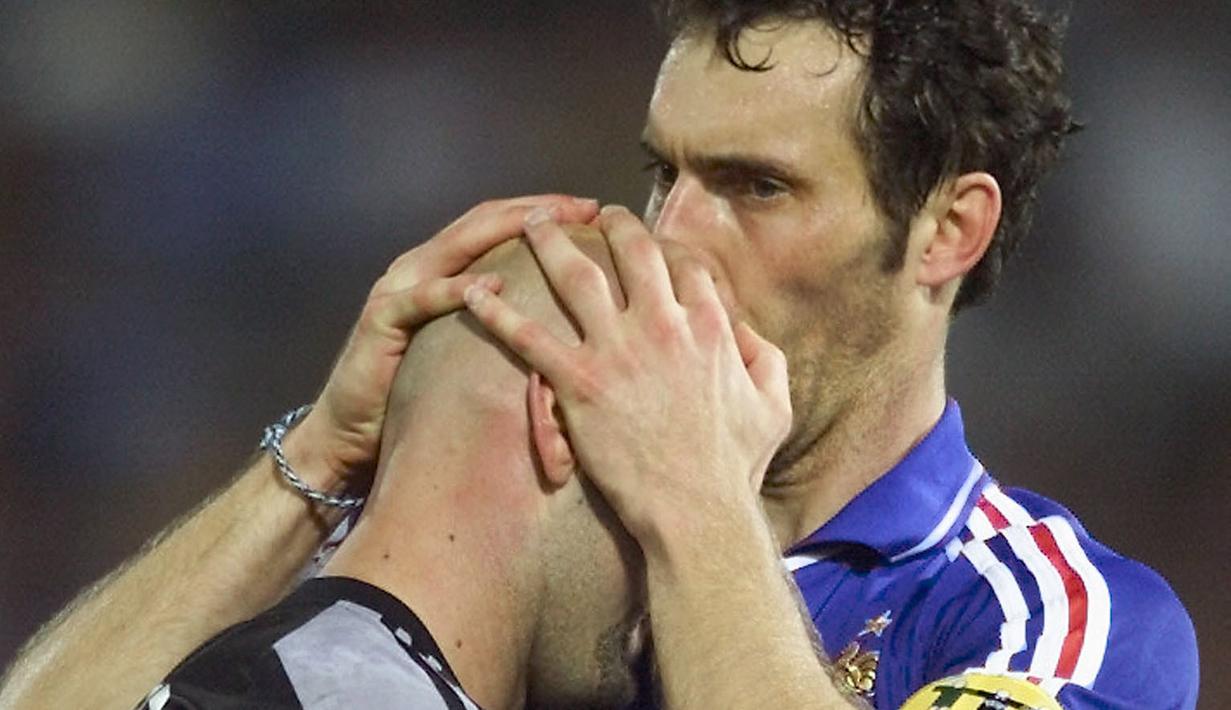 Ada ritual unik kala Timnas Prancis berlaga di Piala Eropa 2000. Ya, momen itu adalah kecupan bek prancis, Laurent Blanc kepada sang kiper, Fabian Barthez, sebelum pertandingan dimulai. (AFP/Patrick Hertzog)