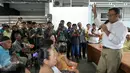 Cagub DKI Jakarta Anies Baswedan menyampaikan visi-misi di hadapan warga bantaran Kali Krukut, Jakarta Barat, Kamis (3/11). Kepada warga, Anies berjanji memprioritaskan penataan wilayah tanpa melanggar prinsip kemanusiaan. (Liputan6.com/Yoppy Renato)