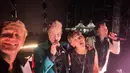 Sissy Presciliia, bersama dua personel Westlife lainnya sempat-sempatnya selfie kala mereka masih di atas panggung. (Foto: Instagram/@sysiio)