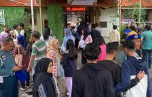 Ramai-Ramai Siswa Didampingi Orangtua Datangi SMAN 72 Pasca Ledakan, Ambil Peralatan Tertinggal