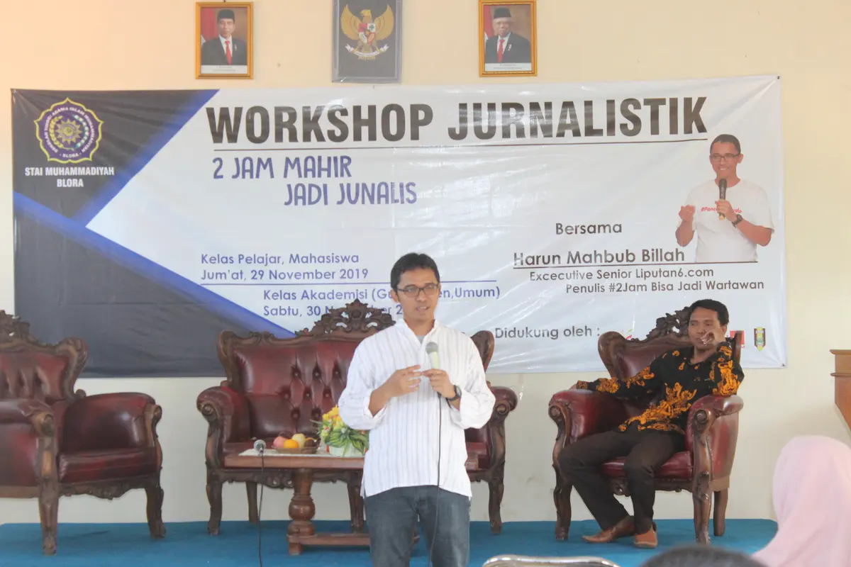 Redaktur Pelaksana Liputan6.com, Harun Mahbub Billah mengisi workshop Jurnalistik yang digelar STAI Muhammadiyah Blora, ‘2 Jam Bisa Jadi Wartawan’. (Foto: Liputan6.com/Ahmad Adirin)