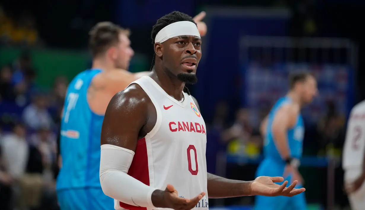 Luguentz Dort dari Kanada bereaksi pada babak pertama pertandingan perempat final Piala Dunia Bola Basket melawan Slovenia di Manila, Filipina, Rabu, 6 September 2023. (AP Photo/Aaron Favila)
