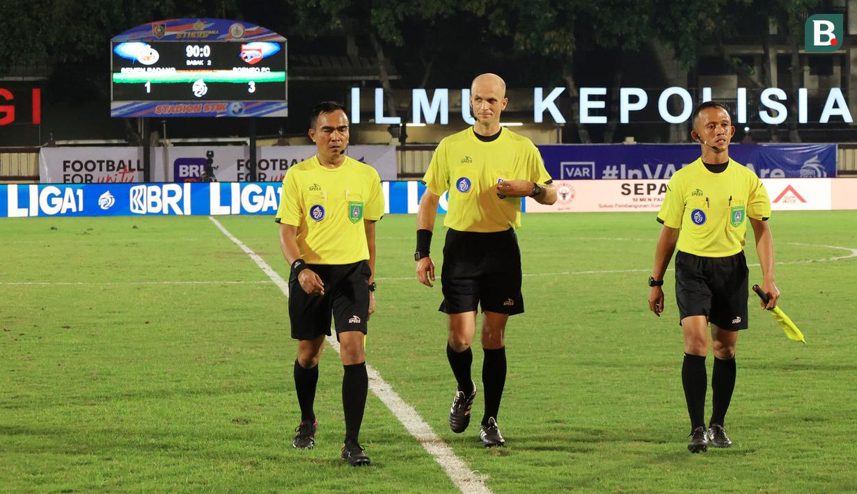 Nantinya akan ada satu wasit asing di setiap bulannya yang akan memimpin Laga BRI Liga 1. (Bola.com/M iqbal Ichsan)
