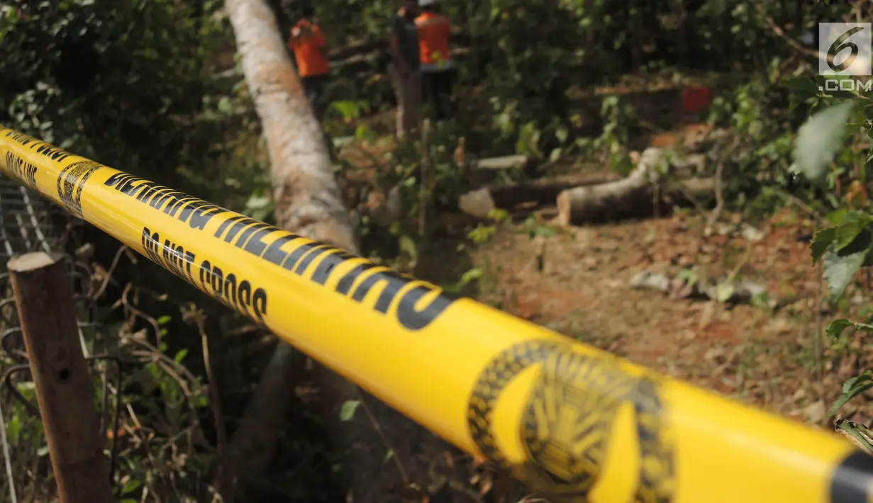 Garis polisi terpasang di lokasi tempat terjadinya ledakan oleh pohon sengon, di Desa Malon, Gunungpati, Semarang, Selasa (7/8/2019). Diduga inilah titik lokasi penyebab blackout atau mati listrik massal di wilayah Jakarta dan sekitarnya. (Liputan6.com/Gholib)
