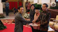 Presiden Jokowi didampingi Wakil Presiden Ma'ruf Amin dan Menkeu Sri Mulyani menyerahkan Daftar Isian Pelaksanaan Anggaran (DIPA) dan Daftar Alokasi Transfer Daerah serta Dana Desa Tahun 2020 kepada Mendikbud, Nadiem Makarim di Istana Negara, Kamis (14/11/2019). (Liputan6.com/Angga Yuniar)