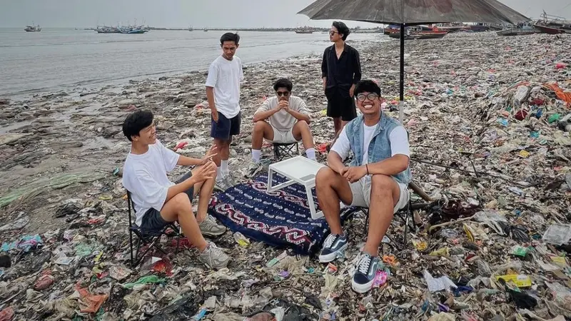 Sebuah pantai di Banten penuh dengan sampah