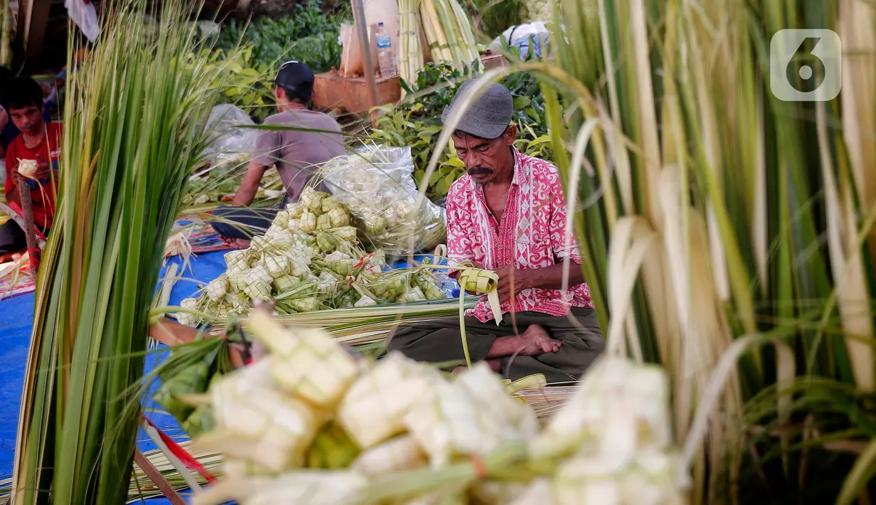 <p>Kulit ketupat yang dijajakan oleh pedagang di kawasan Jakarta, Selasa (27/6/2023). (Liputan6.com/Angga Yuniar)</p>