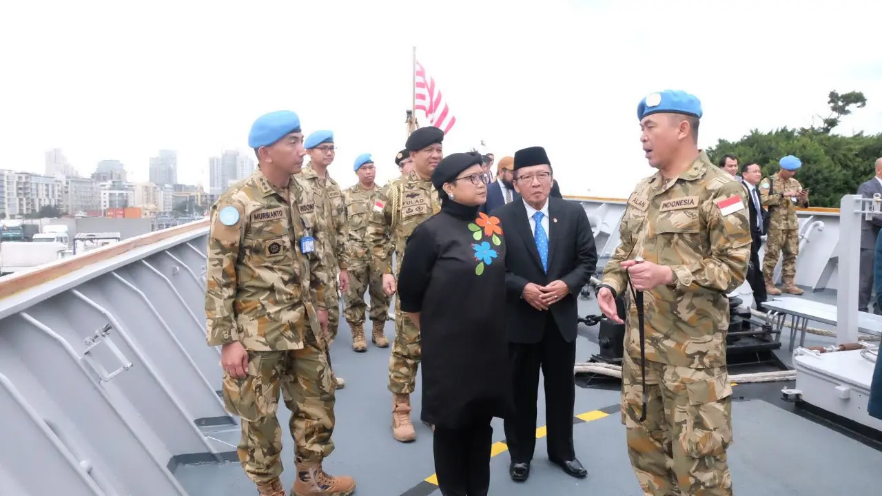 Menteri Luar Negeri RI Retno Marsudi di atas KRI Usman Harun di Port Beirut, Lebanon (25/2/2018). KRI Usman Harun beserta personel ALRI di sana merupakan bagian gugus tugas Maritime Task Force UNIFIL -- Pasukan Perdamaian PBB untuk Lebanon (Kemlu RI)
