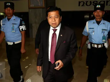 Ketua DPR Setya Novanto keluar dari gedung DPR, Jakarta, Selasa (17/11/2015). Sebelumnya Setya dilaporkan ke Majelis Kehormatan Dewan (MKD) oleh Menteri ESDM karena diduga mencatut nama Presiden terkait kontrak Freeport. (Liputan6.com/JohanTallo)