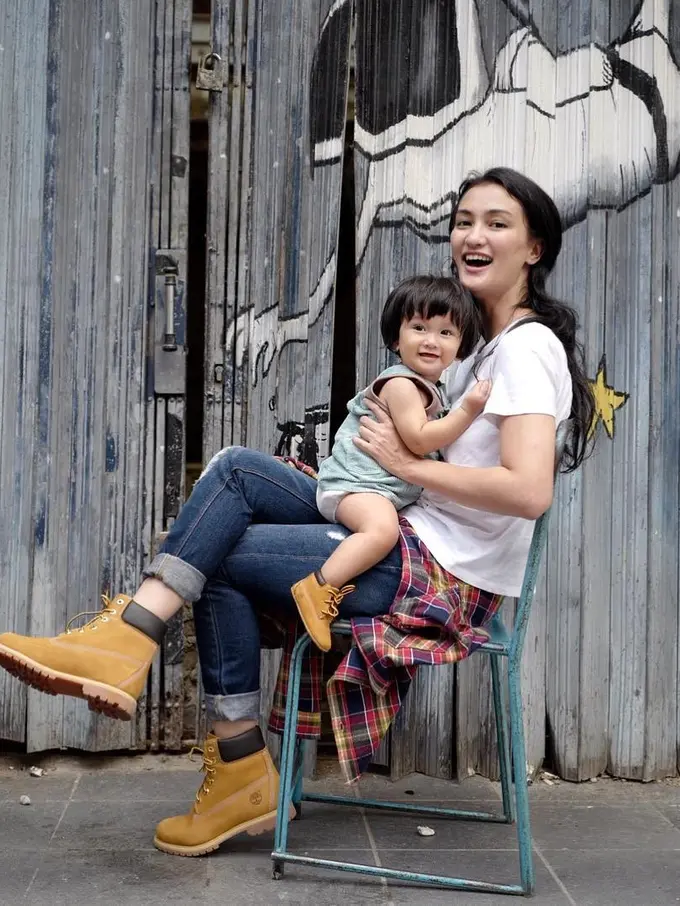 [Bintang] Kompak Menggemaskan, Intip Gaya Liburan Atiqah Hasiholan-Sal yang Colorful