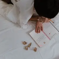 Menulis jurnal selama beberapa menit sebelum tidur dapat membantu melepaskan beban pikiran sehingga tubuh lebih siap untuk beristirahat. (Foto/Dok: Pexels)