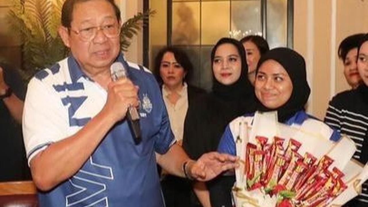 Sosoknya turut menyampaikan sambutan hangat usai diberi kejutan. <br><br>"Terima kasih semua atas kebersamaannya," tutup AHY.