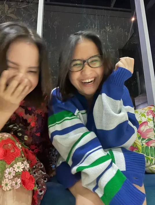 Rossa menyebut, bahwa pelantun lagu Tegar itu telah menyiapkan makan sahur. Rossa dan Prilly akan membicarakan hal sangat pribadi. "Ini adalah sesi kita mau nangis-nangis bareng," kata Rossa. [Instagram/prillylatuconsina96]