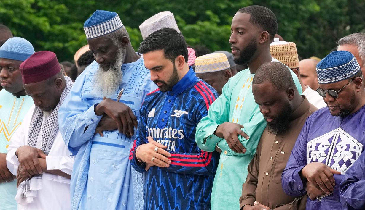 Gaya unik ditampilkan Wali Kota New York, Zohran Mamdani saat mengikuti salat Idul Adha pada Rabu (27/05/2026) waktu setempat. (AP Photo/Richard Drew)