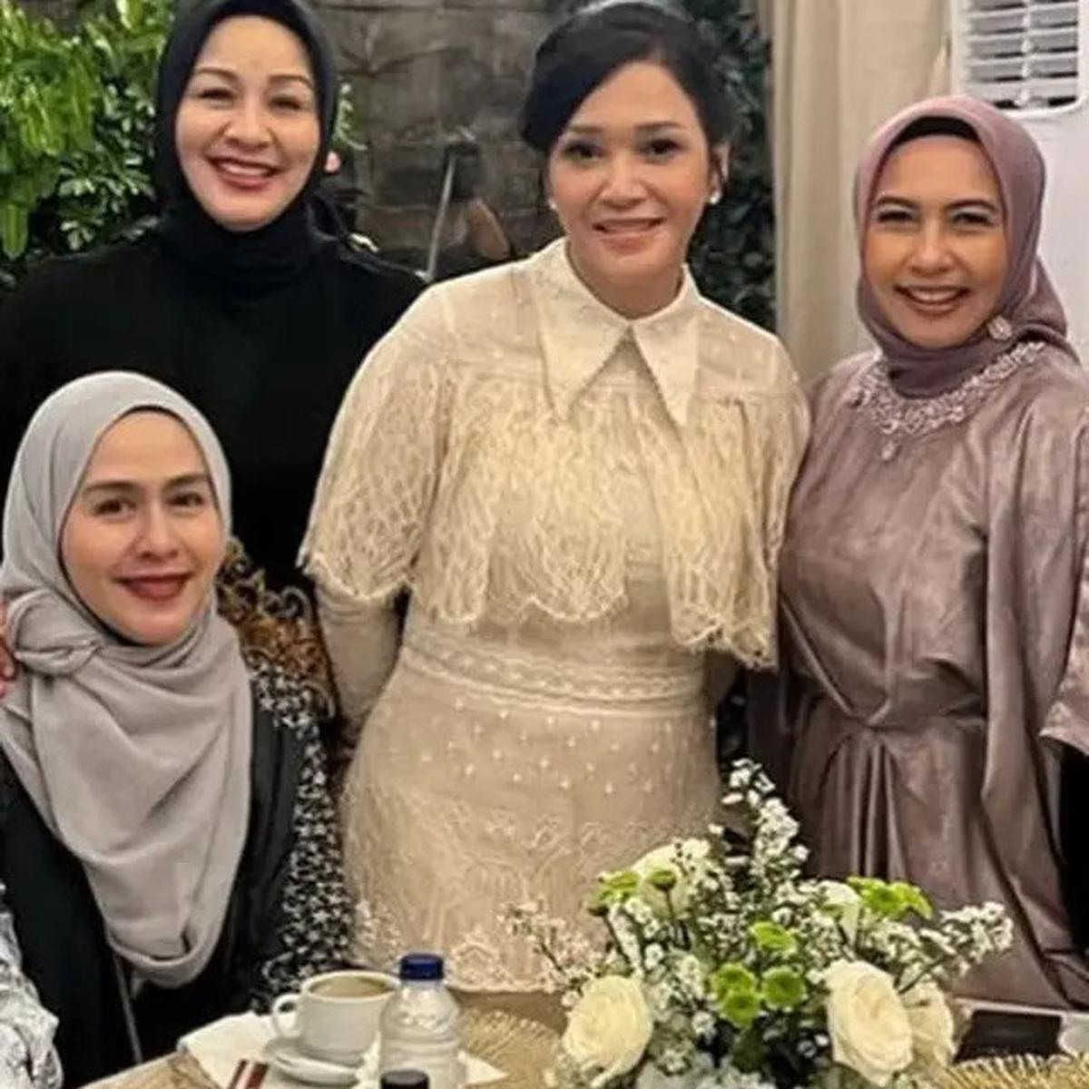 Tampilan Maia Estianty Dibalut Dress Putih Stunning Saat Halal Bihalal, Tak Kalah Stunning dengan Kedua Calon Menantu Good Looking