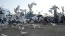 Anak-anak bermain dengan merpati di halaman Hazrat-e-Ali atau Masjid Biru di Mazar-e-Sharif, Afghanistan, Rabu (7/7/2021). Menurut Atlas Obscura, struktur Masjid Biru tampak mengesankan karena arsitektur yang menggunakan ubin tanah liat. (AP Photo/Rahmat Gul)