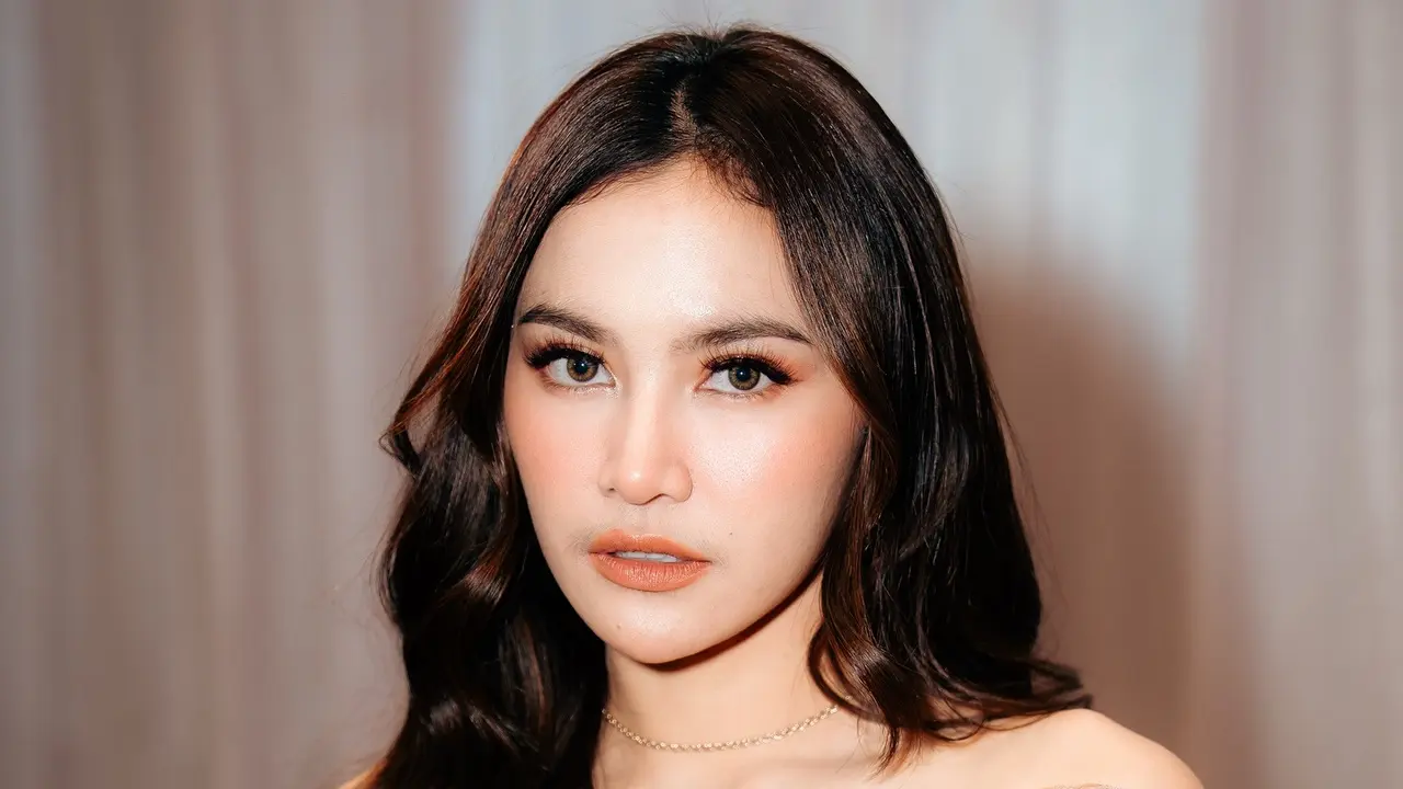 Pesona Cantik Maksimal Mahalini Raharja Jelang Comeback dengan Dress Floral Ombre