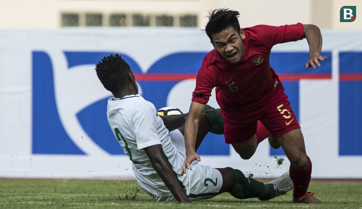 Bek Timnas Indonesia, Samuel Christianson, dijatuhkan pemain Arab Saudi pada laga persahabatan di Stadion Wibawa Mukti, Jawa Barat, Rabu (10/10/2018). Indonesia kalah 1-2 dari Arab Saudi. (Bola.com/Vitalis Yogi Trisna)