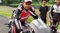 Ahmad Jayadi, pembalap Tanah Air yang pernah melawan Valentino Rossi di Sirkuit Sentul pada GP Indonesia 1996-1997. (Instagram/Ahmad Jayadi)