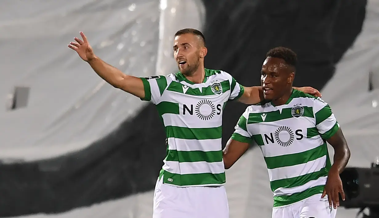 Striker Sporting CP, Andraz Sporar, merayakan gol ke gawang Guimaraes SC pada laga Liga Portugal di Stadion Dom Afonso Henriques, Guimaraes, Kamis (4/6/2020) waktu setempat. Kompetisi Liga Portugal resmi dilanjutkan dengan aturan tanpa penonton di setiap pertandingan. (AFP/Hugo Delgado/pool)