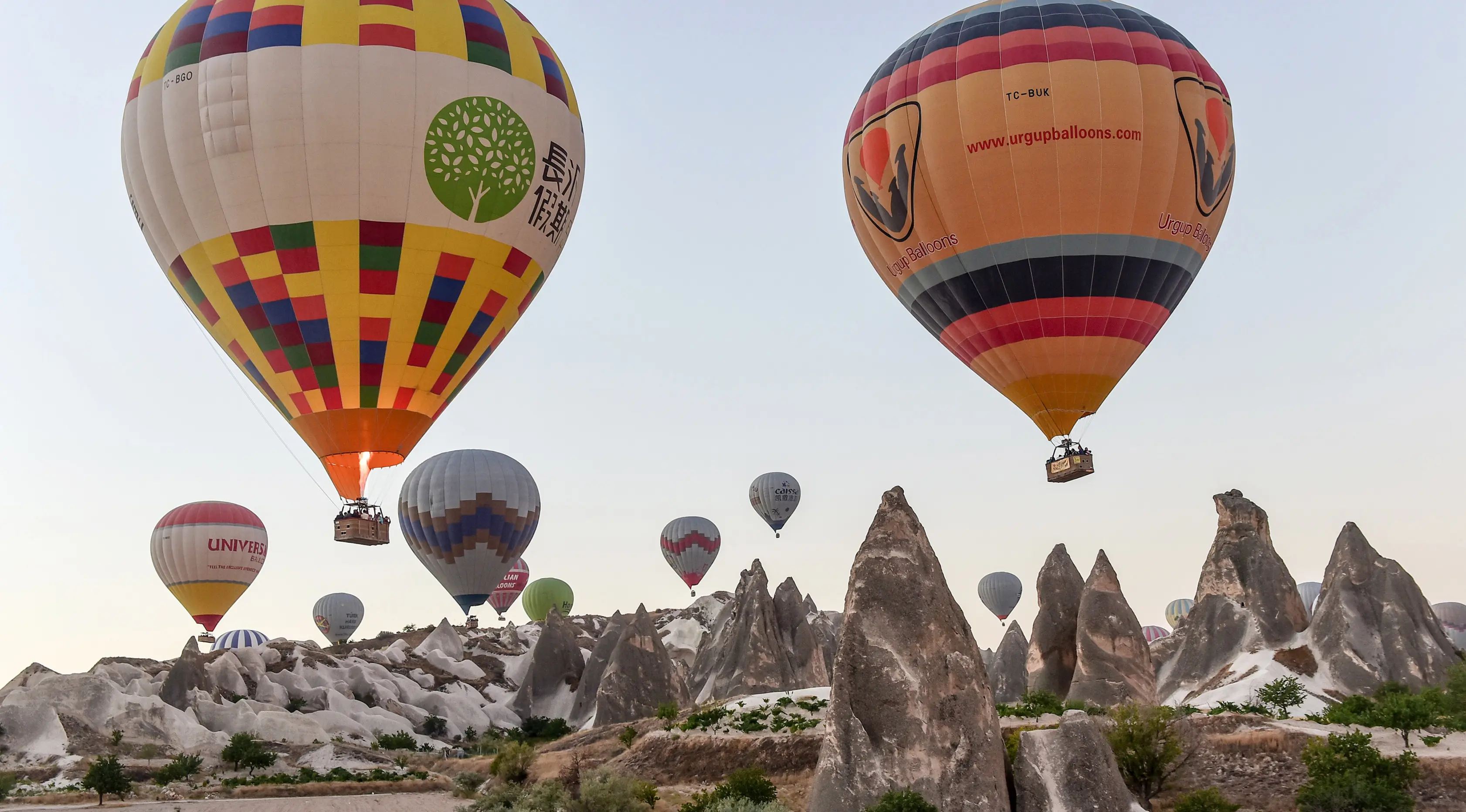 Sejumlah balon udara panas yang membawa wisatawan terbang di atas Nevsehir di wilayah Cappadocia, Turki (5/9). (AFP Photo/Yasin Akgul)