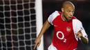 3. Thierry Henry - Pemain bernomor punggung 14 ini adalah mesin gol andalan The Gunners. Kesuksesan Arsenal era Arsene Wenger saat itu tak lepas dari peran kunci nya sebagai striker yang sangat mematikan di depan gawang lawan. (AFP/Odd Andersen)