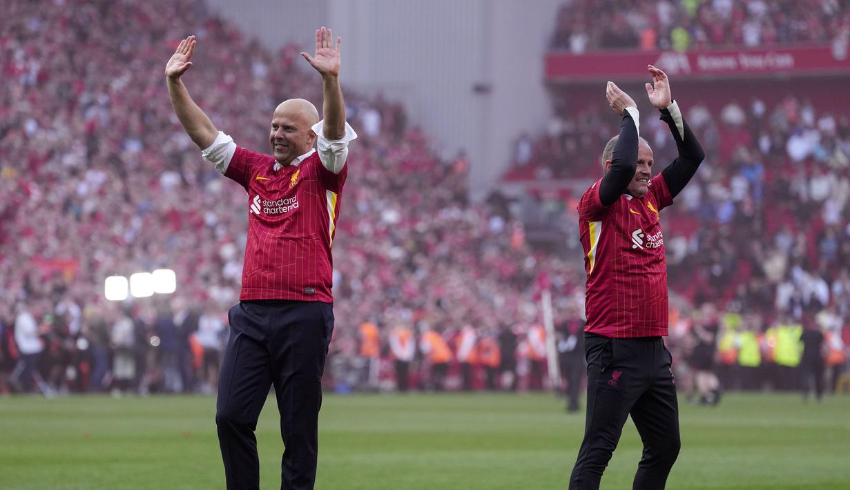 Pelatih Liverpool, Arne Slot merayakan kemenangan timnya sekaligus menjadi juara Liga Inggris 2024/2025 setelah mengalahkan Tottenham Hotspur di Anfield, Liverpool, Inggris, Minggu (27/04/2025). (AP Photo/Jon Super)