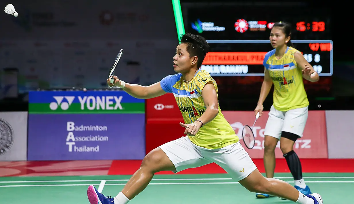 Ganda Putri Indonesia, Greysia Polii/Apriyani Rahayu saat melawan wakil Thailand, Jongkolphan Kititharakul/Rawinda Prajongjai, pada laga Thailand Terbuka, Minggu (17/01/2021). Greysia/Apriyani mengalahkan pasangan tuan rumah dengan skor 21-15, 21-12. (AFP/BADMINTON ASSOCIATION OF THAILAND)