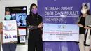 Perwakilan Pepsodent secara simbolis menyerahkan bantuan Pepsodent Active Defense untuk mendukung aktivitas para mahasiswa ketika melakukan pelayanan perawatan gigi dan mulut di Fakultas Kedokteran Gigi Universitas Prof. Dr. Moestopo (Beragama). (Liputan6.com/HO/Pepsodent)
