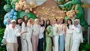 Terlihat juga Aaliyah Massaid yang mengenakan blus dan celana panjang serba putih.  [@nissyaa/@azizahsalsha_/@aaliyah.massaid].