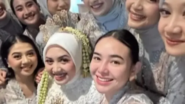 Amanda Manopo jadi Bridesmaid tampil bareface. [@amandamanopo]