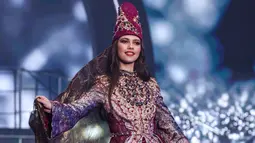 Miss Rusia Ralina Arabova tampil pada presentasi kostum nasional kontes kecantikan Miss Universe ke-70 di Eilat, Israel, 10 Desember 2021. Para kontestan dari berbagai negara dengan apik mengeksekusi kostum nasionalnya dan berlomba-lomba menjadi yang terbaik. (Menahem KAHANA/AFP)