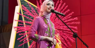 Tak hanya membanggakan dari segi prestasi, Isabel juga tampil memukau lewat balutan kebaya dan wastra tradisional yang ia kenakan di berbagai kesempatan selama kompetisi. [@isabel.azhari].