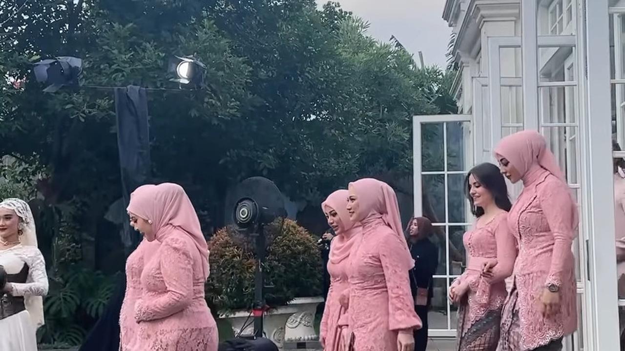 Bestie Till Jannah, 8 Potret Geng Mamayu Jadi Pagar Ayu di Acara Gender Reveal Lesti Kejora - Aurel Hermansyah Hingga Margin Wieheerm Pakai Kebaya Seragam