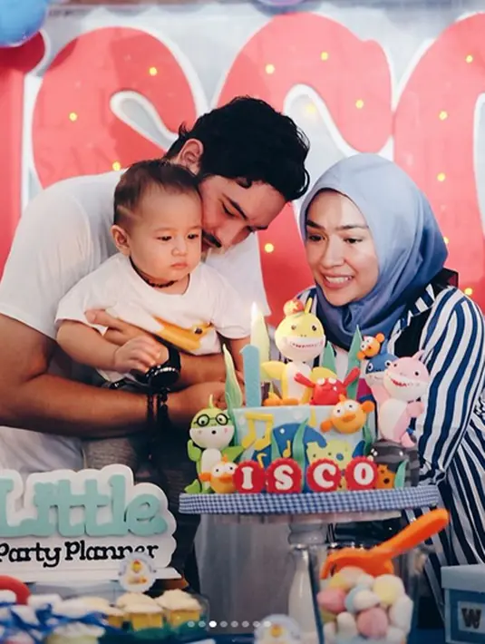 Konsep ikan hiu dipilih seperti panggilan pada buah hatinya, baby shark. Baik Donny maupun Aryani terlihat sama-sama mengenakan kaos putih sesuai tema acaranya. (Instagram/aryanifitriana24)