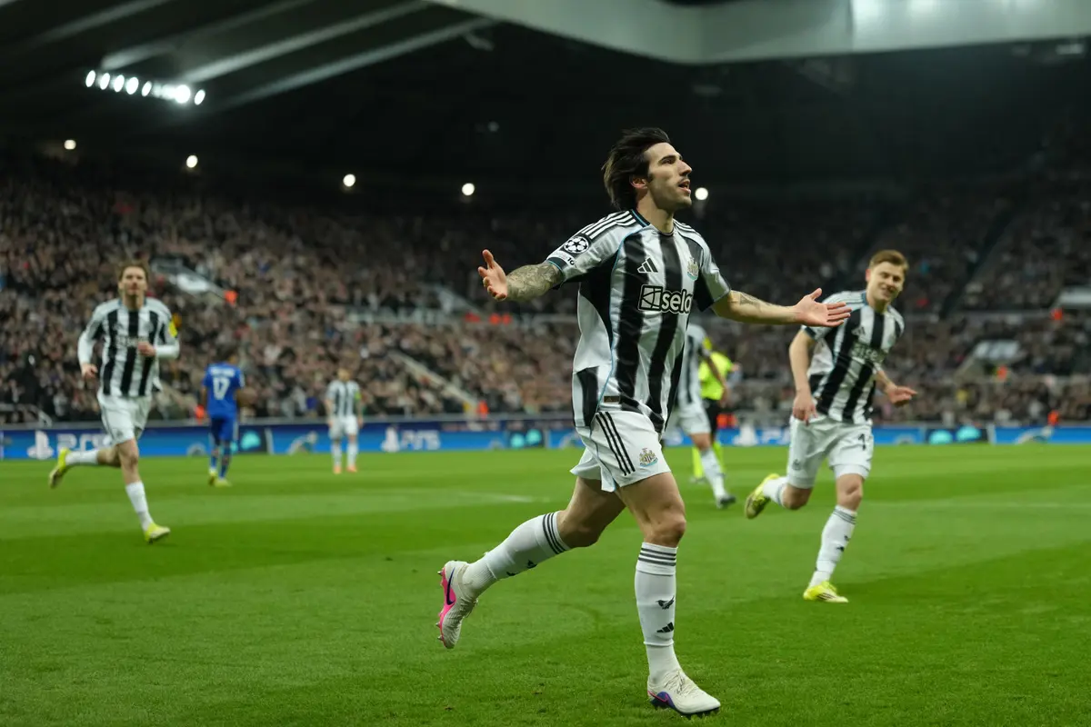 Selebrasi Sandro Tonali di laga Newcastle vs Qarabag di leg kedua playoff Liga Champions 2025/2026 di St. James Park, Rabu (25/02/2026) dini hari WIB.