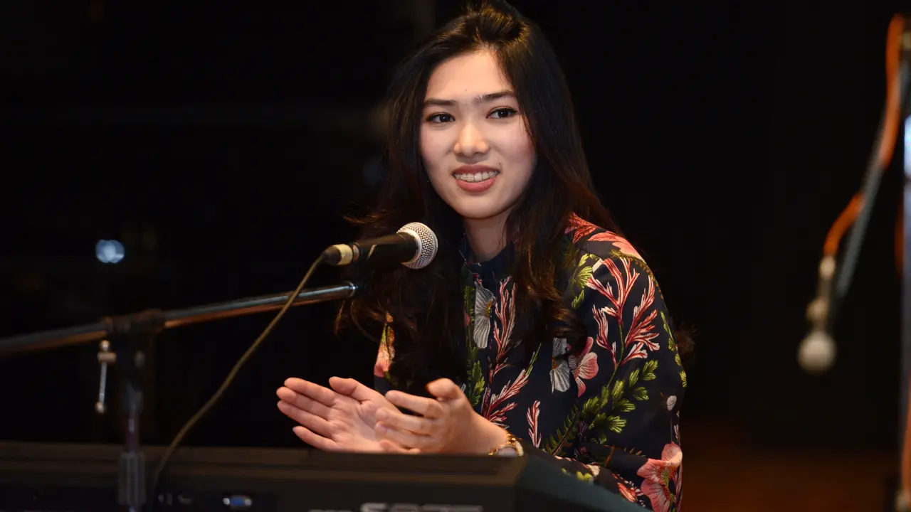 [Bintang] Akhir Tahun, Isyana Sarasvati Rencana Siapkan Konser Tunggal