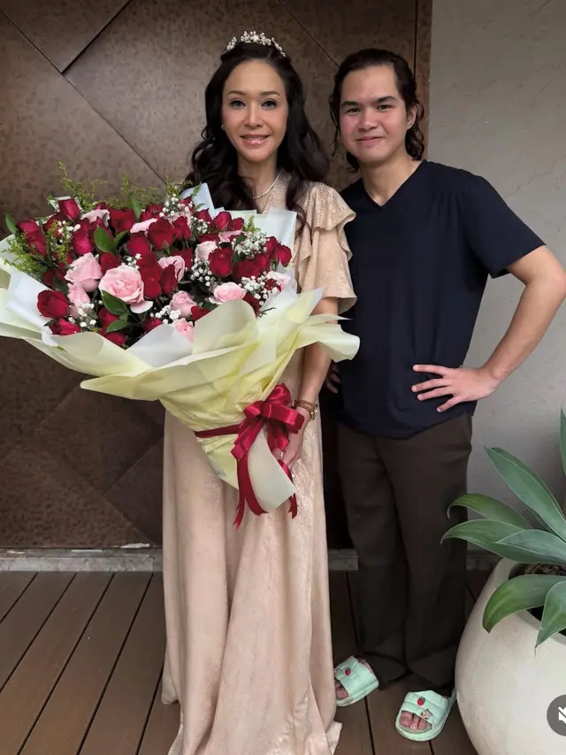 Maia Estianty Rayakan Ulang Tahun ke-50 pakai dress elegan. [@duljaelani]