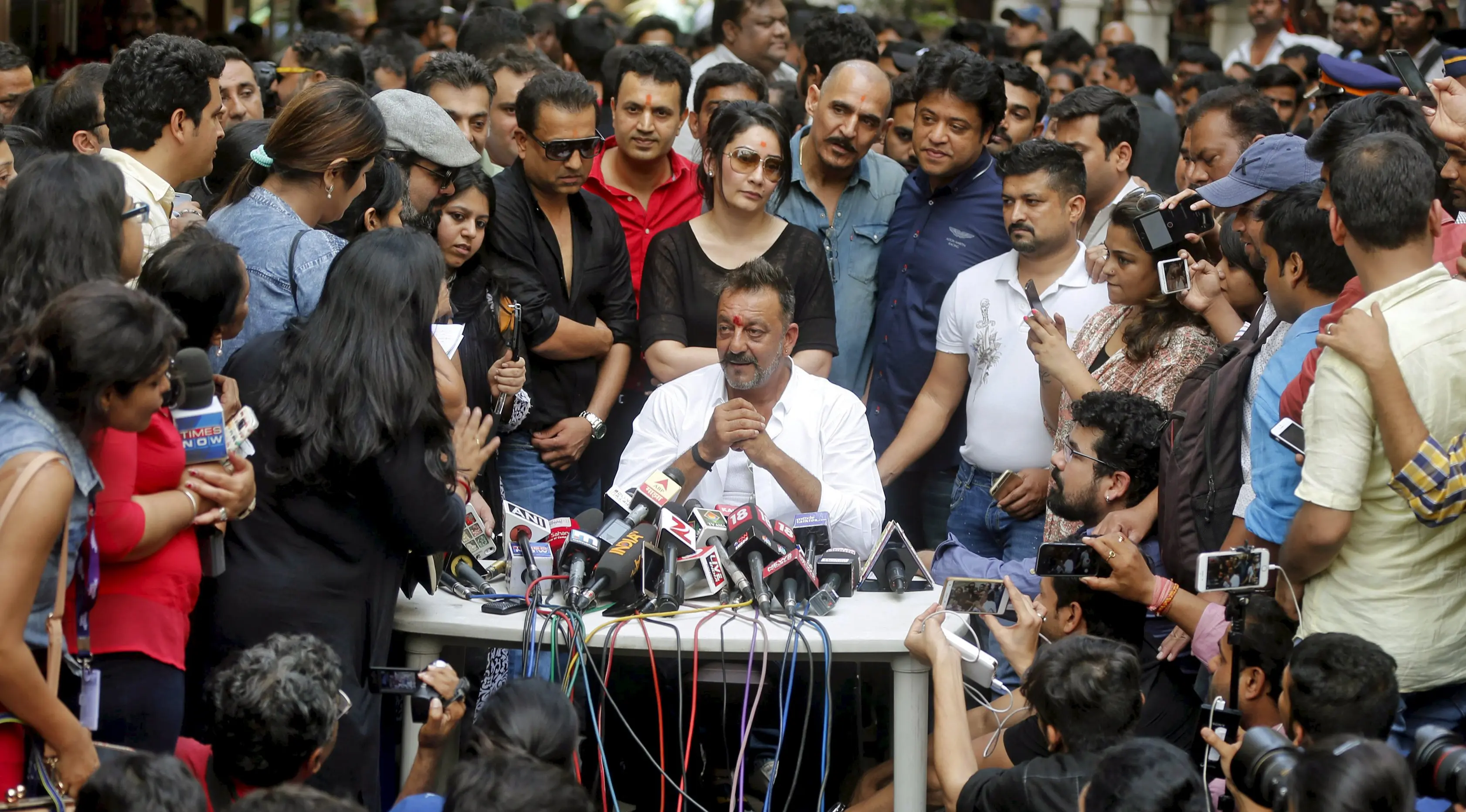 Aktor Bollywood Sanjay Dutt menggelar konferensi pers di kediamannya di Mumbai, India, Kamis (25/2). Aktor 56 tahun itu akhirnya bebas setelah dihukum karena terseret kasus bom Mumbai yang terjadi pada 1993. (REUTERS/Shailesh Andrade)