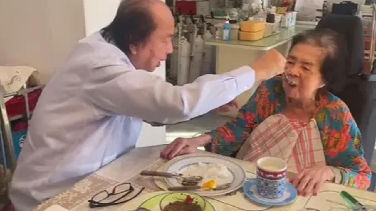 Berbagai komentar pun membanjiri unggahan tersebut. Kebanyakan dari masyarakat yang takjub dan tersentuh atas momen Dato Sri Tahir bersama sang ibu.<br>