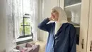 Tampialn hijab simple jadi spesial dengan memasukkannya ke bagian dalam baju atau kemeja. [Foto: @anneofficial1990]