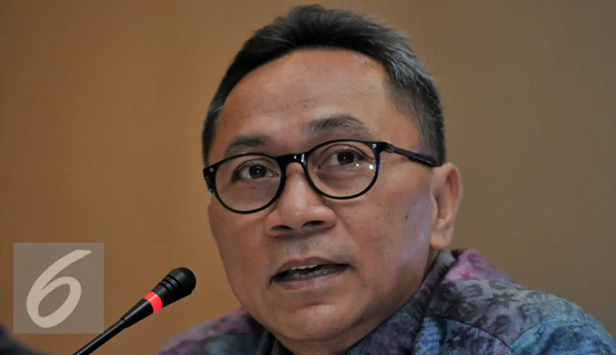 Ketua Umum Partai Amanat Nasional, Zulkifli Hasan saat Konferensi Pers terkait Kemenangan PAN dalam Pilkada Serentak, Jakarta, Kamis (10/12). Sebanyak 140 pasangan calon yang diusung Partai PAN berhasil unggul dalam quick count. (Liputan6.com/Johan Tallo)