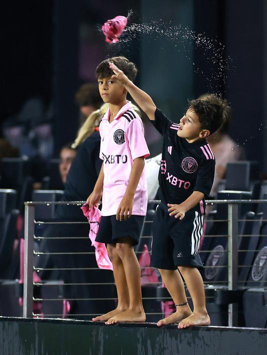 Anak Lionel Messi, Ciro Messi Roccuzzo (kanan) dan anak dari Sergio Busquets bermain kain basah sebelum laga Inter Miami melawan Orlando City pada laga lanjutan MLS Amerika di DRV PNK Stadium, Florida, Amerika Serikat, 2 Agustus 2023 waktu setempat. (AFP/Getty Images/Hector Vivas)