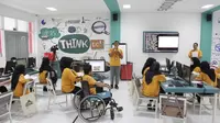 Salah satu pelaksanaan program Pelatihan Teknologi Informasi dan Komunikasi (TIK) bagi penyandang disabilitas yang diselenggarakan oleh Telkom bersama Yayasan Pendidikan Telkom yang berlokasi di SMK Telkom Purwokerto.